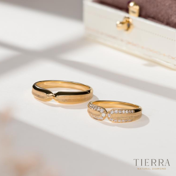 Khắc tên của hai bạn và ngày tháng đặc biệt là kiểu khắc tên trên nhẫn cưới theo yêu cầu phổ biến